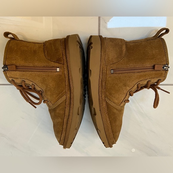 UGG Kids Neumel II Suede Boots Size 2 - Picture 6 of 9